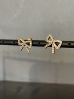 ⁦עגילי פפיון מקושטים בדמוי יהלומים/זהב⁩ – תמונה ⁦4⁩