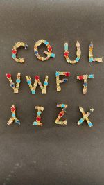 שרשרת אותיות   / אבנים