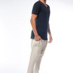 טי שירט סלאב צאוורון וי קרוע | שחור