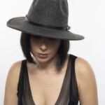 כובע צמר רצועת עור שחורה /  שחור