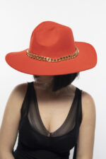 ⁦כובע לבד שרשרת זהב גדול/  אדום⁩ – תמונה ⁦3⁩