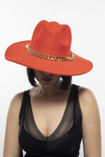 ⁦כובע לבד שרשרת זהב גדול/  אדום⁩ – תמונה ⁦2⁩