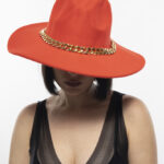 כובע לבד שרשרת זהב גדול/  אדום