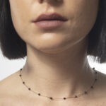 שרשרת זהב דקה צמודה וחרוזים/ שחור