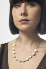 ⁦שרשרת פנינים גדולות בשילוב חרוזי /זהב⁩ – תמונה ⁦2⁩