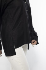 ⁦חולצה מכופתרת אוברסייז  / שחור⁩ – תמונה ⁦4⁩