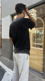 ⁦טי שירט וינטאג פשתן גזרת רגלן | שחור⁩ – תמונה ⁦2⁩
