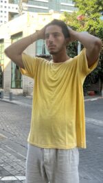 ⁦טי שירט וינטאג פשתן | צהוב⁩ – תמונה ⁦4⁩