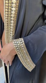 ⁦cover up עליונית רקומה עם קפוטצון | שחור⁩ – תמונה ⁦5⁩