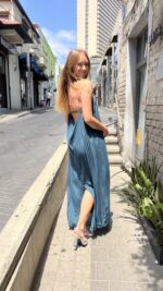 ⁦שמלה משי וי ספגנטי גב חשוף רבידה | טורקיז⁩ – תמונה ⁦4⁩