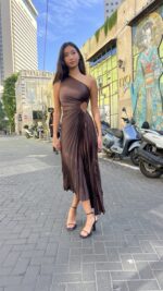 ⁦שמלת פליסה חור במותן /אדום⁩ – תמונה ⁦3⁩