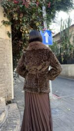 ⁦מעיל פרווה סינטטית מנומר /חום⁩ – תמונה ⁦3⁩