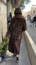 ⁦מעיל פרווה סינטטית מנומר /חום⁩ – תמונה ⁦5⁩