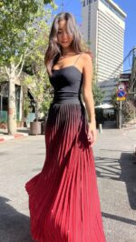 ⁦חצאית פליסה נצנצים /אדום⁩ – תמונה ⁦3⁩