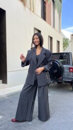 ⁦חליפה אוברסייז /פסים אפור⁩ – תמונה ⁦4⁩
