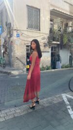 ⁦שמלת פליסה חור במותן /אדום⁩ – תמונה ⁦2⁩