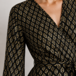 שמלת מעטפה שרוול 7/8 / שחור זהב