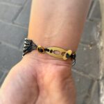 ⁦צמיד חרוזים  עם אבנים וזהב/שחור⁩ – תמונה ⁦4⁩